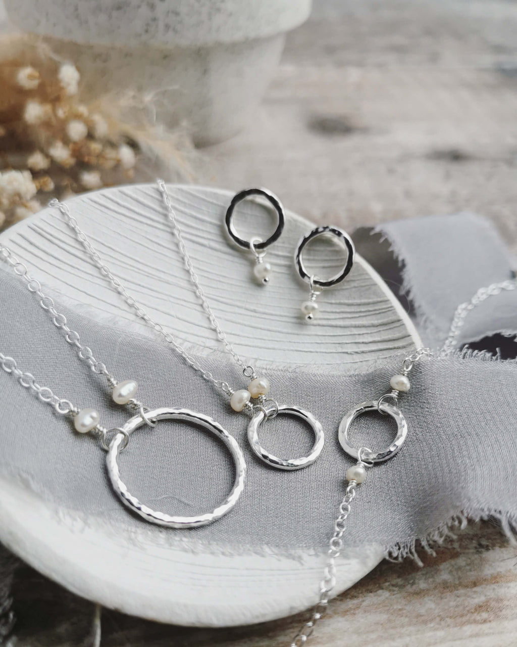 Mini Orbit bracelet with freshwater pearls (ivory or peacock purple)