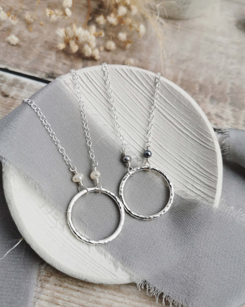 Maxi Orbit necklace with freshwater pearls (ivory or peacock purple)