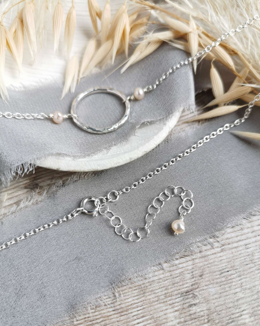 Maxi Orbit necklace with freshwater pearls (ivory or peacock purple)