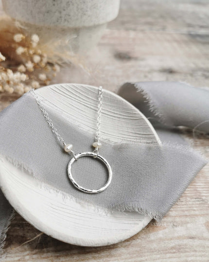 Maxi Orbit necklace with freshwater pearls (ivory or peacock purple)