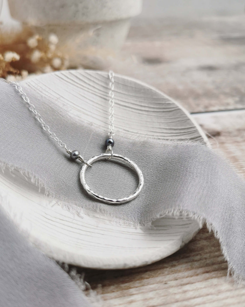 Maxi Orbit necklace with freshwater pearls (ivory or peacock purple)