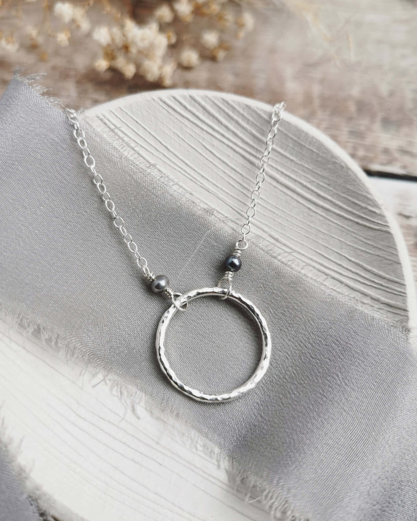 Maxi Orbit necklace with freshwater pearls (ivory or peacock purple)