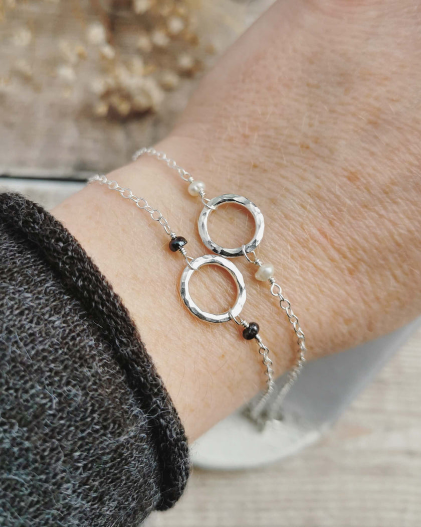 Mini Orbit bracelet with freshwater pearls (ivory or peacock purple)