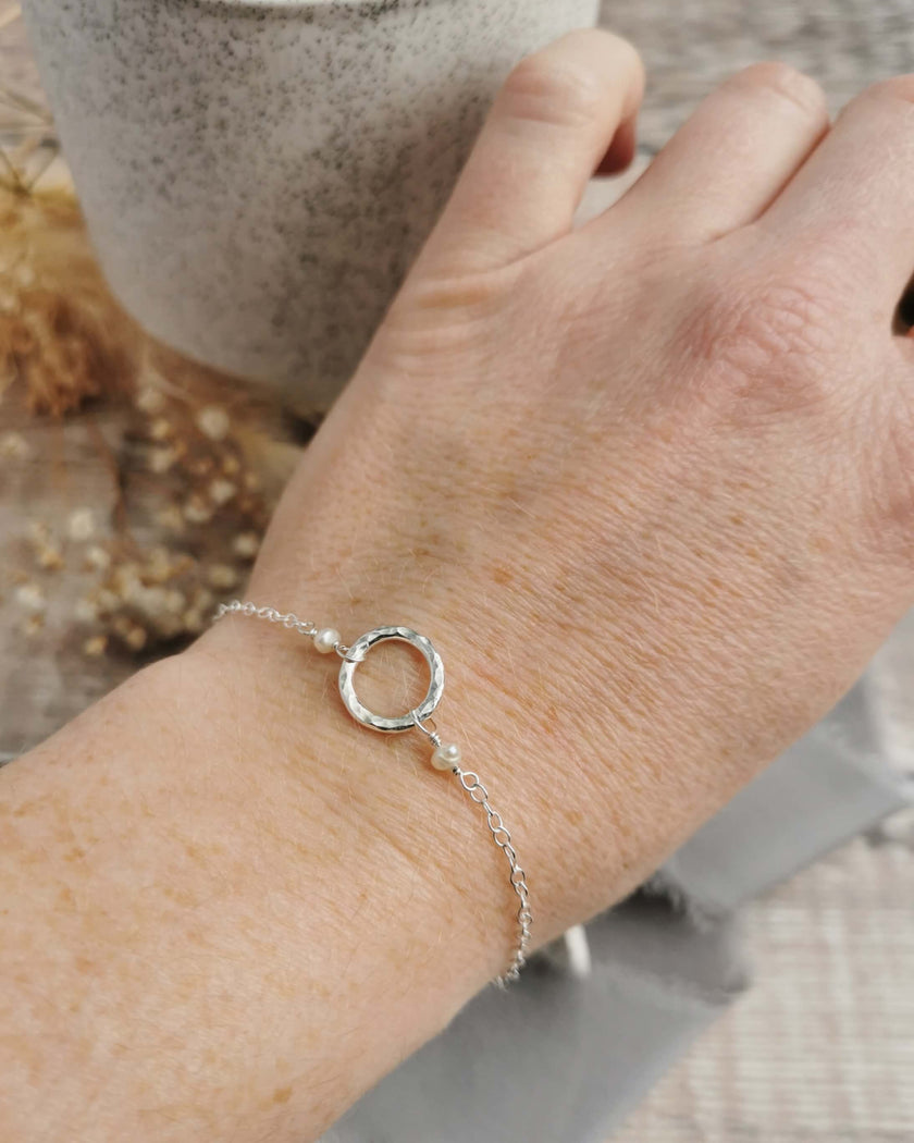 Mini Orbit bracelet with freshwater pearls (ivory or peacock purple)