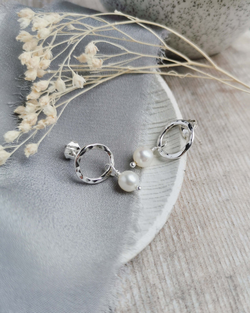 Maxi Orbit Studs - hammered Silver circles with medium freshwater pearls