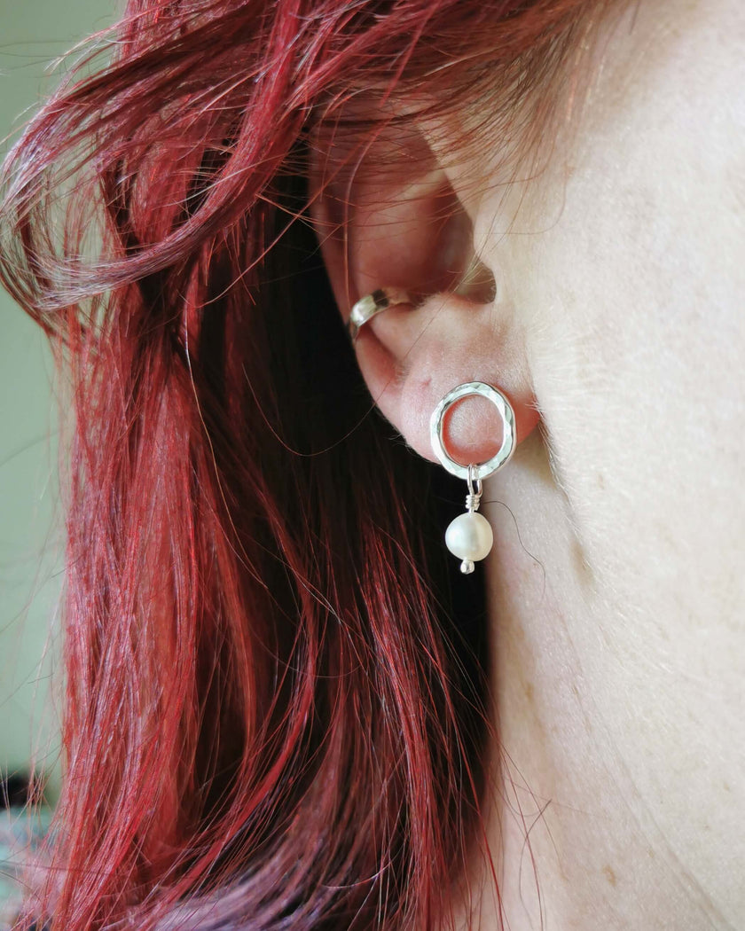 Maxi Orbit Studs - hammered Silver circles with medium freshwater pearls