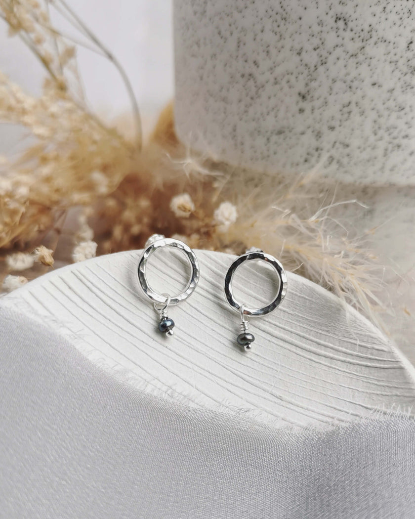 Maxi Orbit Studs - hammered Silver circles with medium freshwater pearls